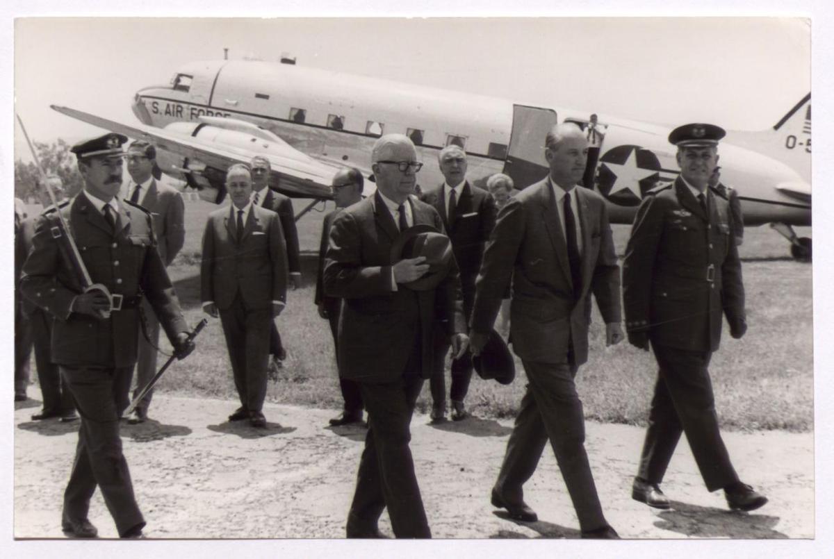 XIII Conferencia Monetaria de la American Bankers Association celebrada en España. Llegada al aeropuerto de Armilla, Granada. Mayo de 1966. Fotografía: Manuel Aumente. Plata en gelatina.