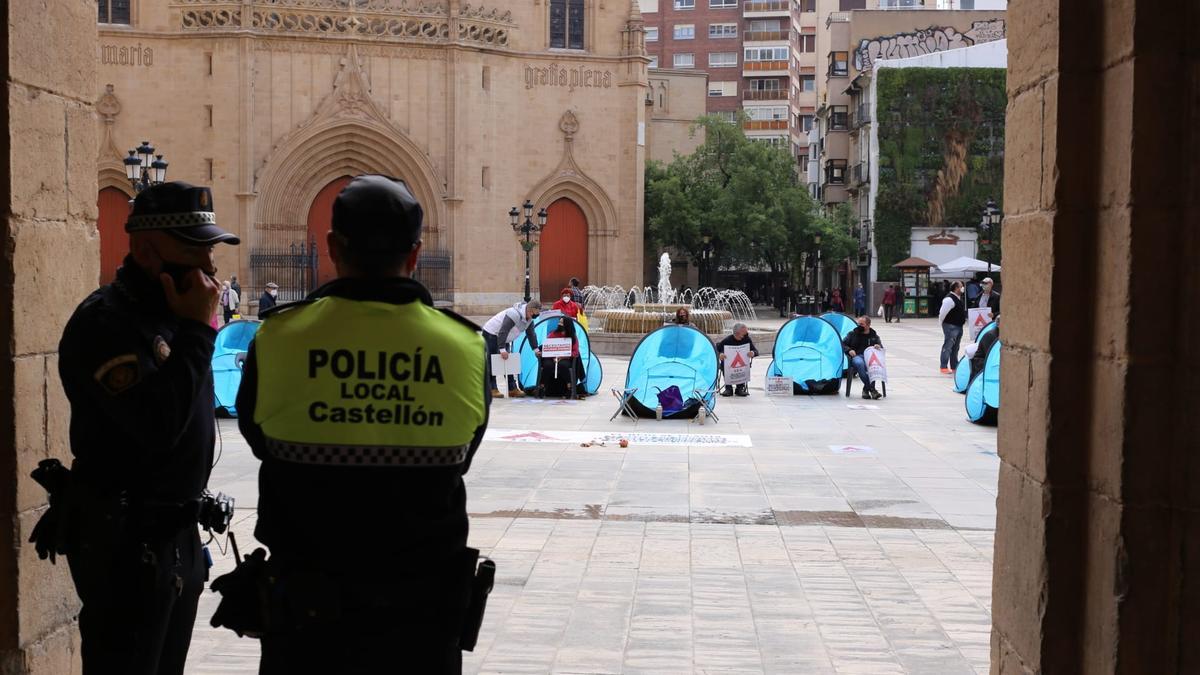 La policía observa a los acampados.