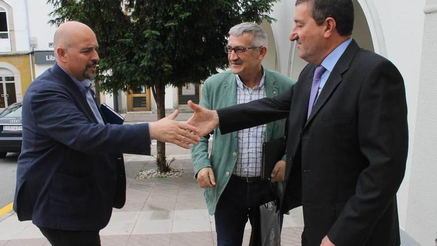 Por la izquierda, el vicerrector de Extensión Universitaria, Francisco Borge; el rector de la Universidad, Santiago García-Granda, y el alcalde de Boal, José Antonio Barrientos, en Boal.