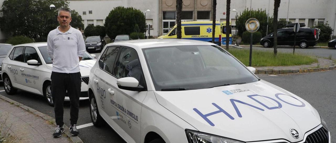 Ignacio Novo, coordinador de HADO, delante del hospital Gil Casares de Santiago. | // ANTONIO HERNÁNDEZ RÍOS