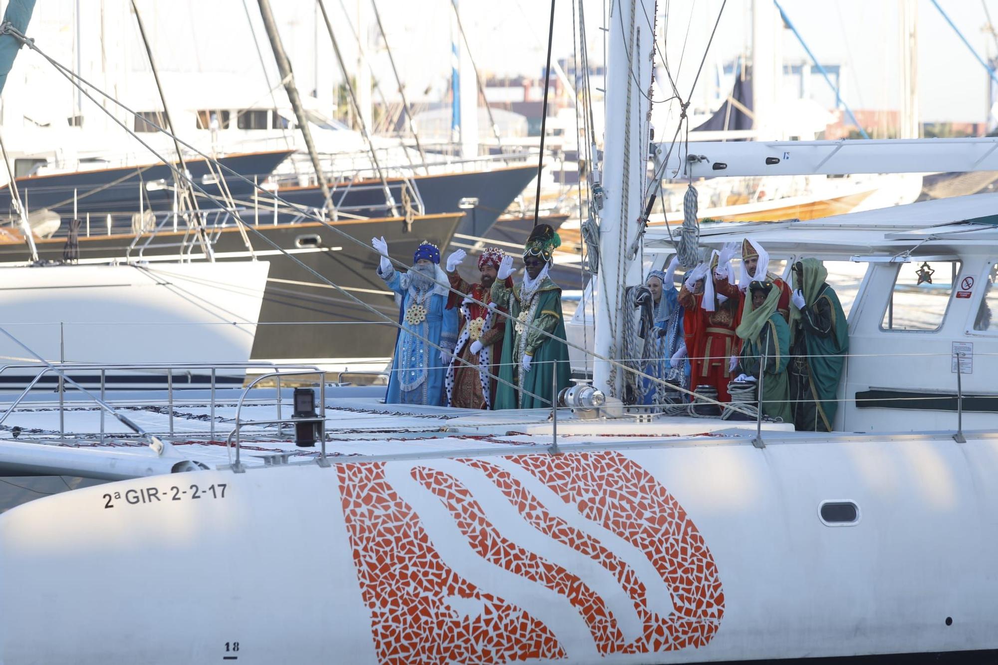 Cientos de niños reciben a los Reyes en el Puerto de València