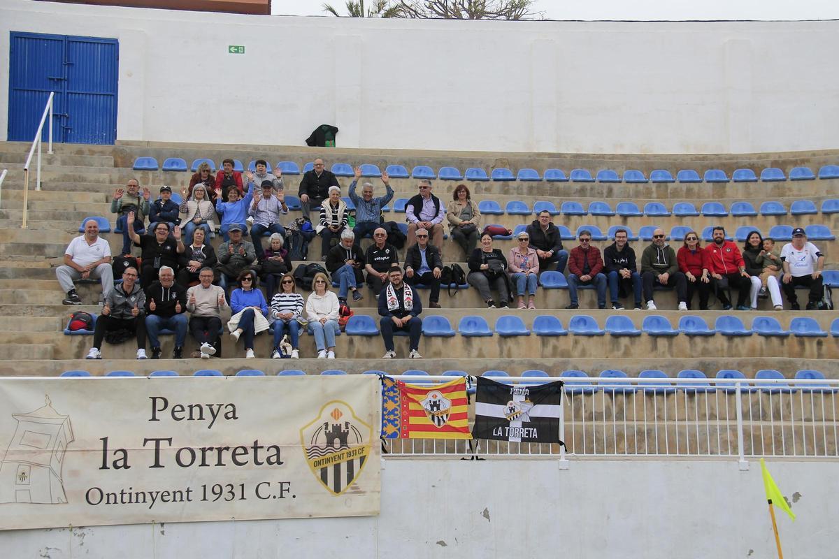 Aficionados del Ontinyent 1931 CF en un partido en el Clariano.