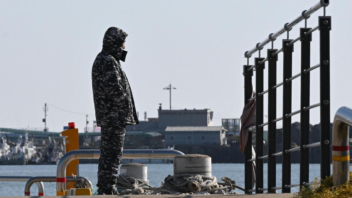 Un hombre se encuentra en un muelle en la isla Yeonpyeong, cerca de la frontera marítima de la 'línea límite norte' con Corea del Norte, un día después del bombardeo de Corea del Norte.