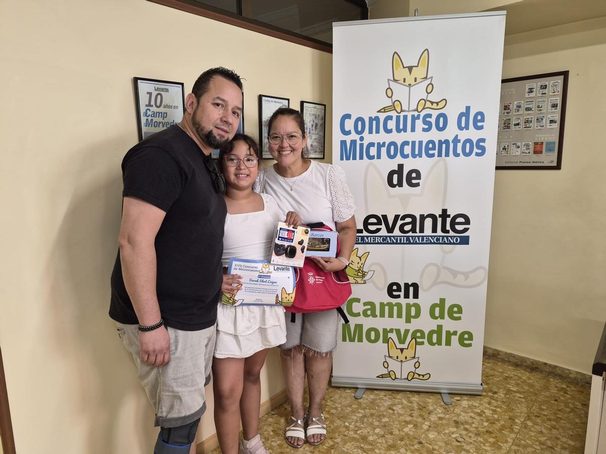 Concurso de Microcuentos: Los premiados recogen sus diplomas y regalos