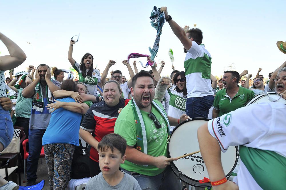 Unos mil aficionados ven el triunfo del Elche en pantalla gigante junto al estadio Martínez Valero