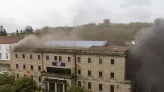 Bomberos y personal del Concello examinan el estado de la comisaría tras el incendio: el foco, en la galería de tiro