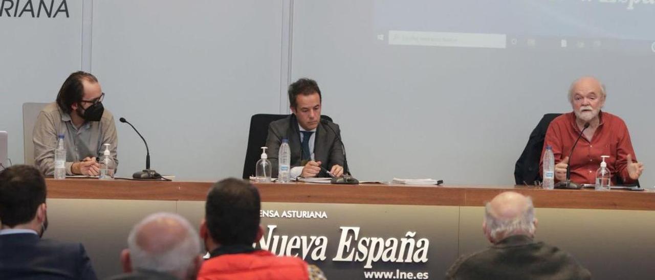 Por la izquierda: Chus Neira, Nacho Cuesta  y Víctor García Oviedo, ayer, en el Club Prensa Asturiana. | |  FERNANDO RODRÍGUEZ