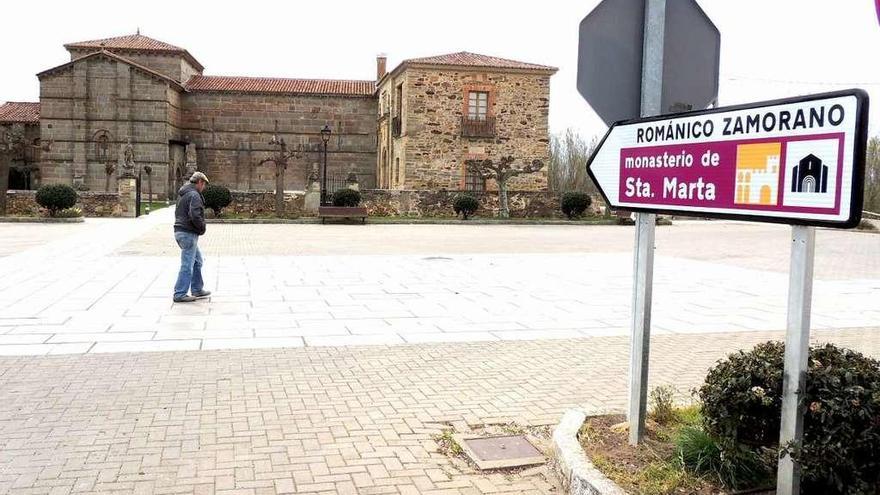 Un hombre pasa junto a la iglesia, que cuenta con nueva señalización.