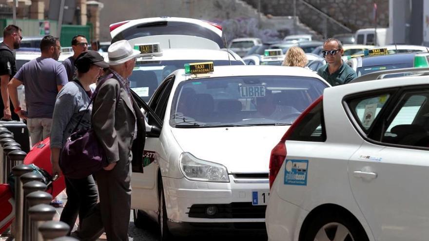 El borrador de la ordenanza de taxis enfrenta a las dos asociaciones del sector