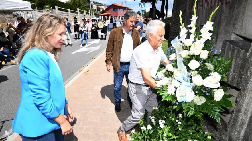 Mar Caldas, Luciano Sobral e Fernández Lores na ofrenda ante o monumento da Caeira.   | // GUSTAVO SANTOS