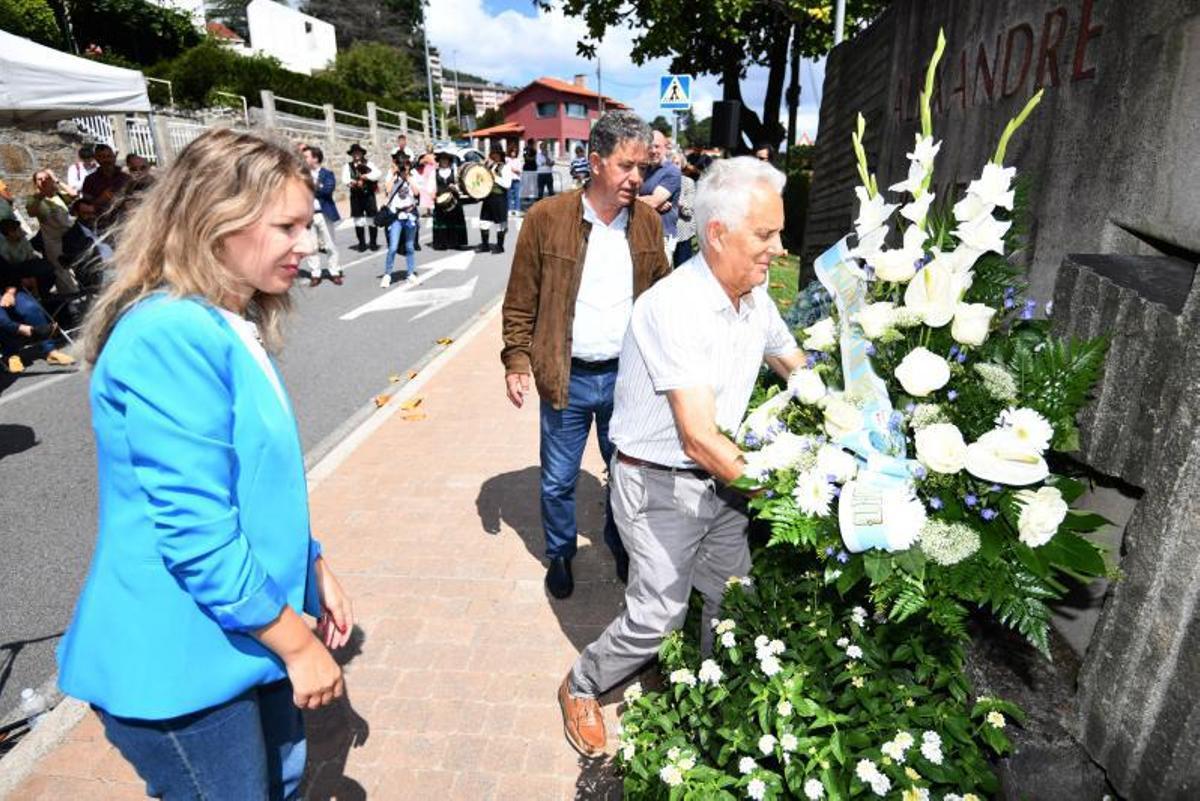 Mar Caldas, Luciano Sobral e Fernández Lores na ofrenda ante o monumento da Caeira.   | // GUSTAVO SANTOS
