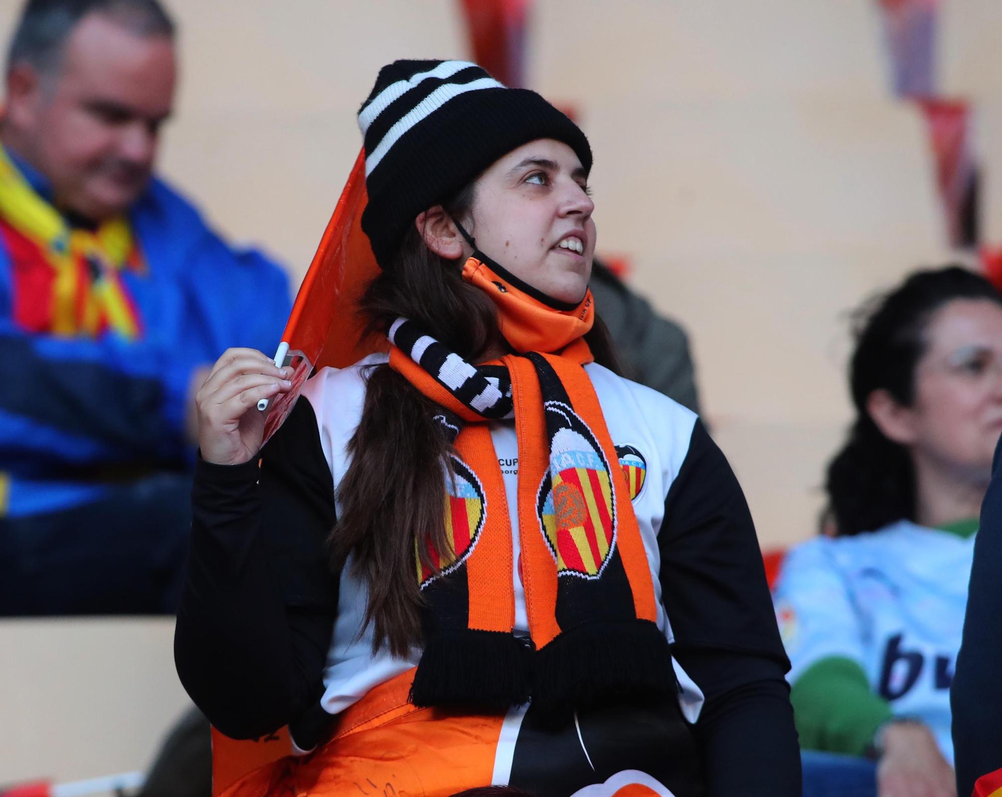 La afición valencianista llena de color el estadio de La cartuja