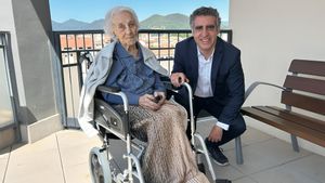 Maria Branyas posa junto al investigador Manel Esteller, en una imagen de 2024.