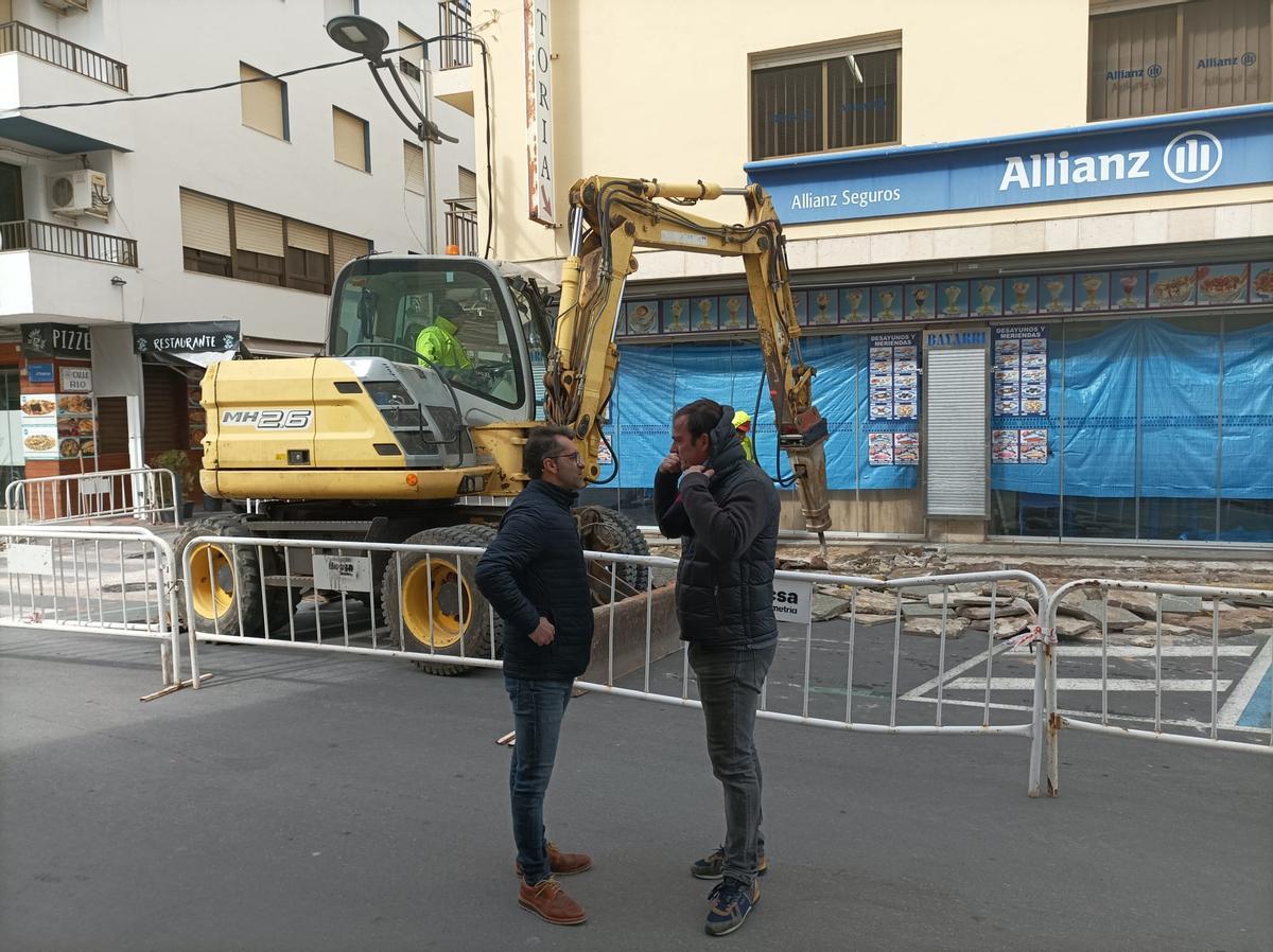 El alcalde, Andrés Martínez, y el concejal Jorge Rovira han visitado el inicio de los trabajos en Peñíscola.