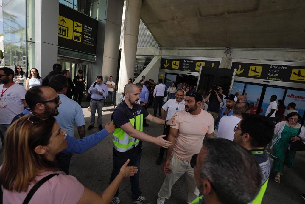 Los taxistas bloquean el aeropuerto de Palma tras un incidente con conductores de microbuses