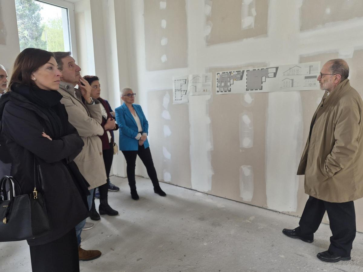 Jesús Menéndez, arquitecto de la Consejería de Salud, a la derecha, explica la reforma del edificio.