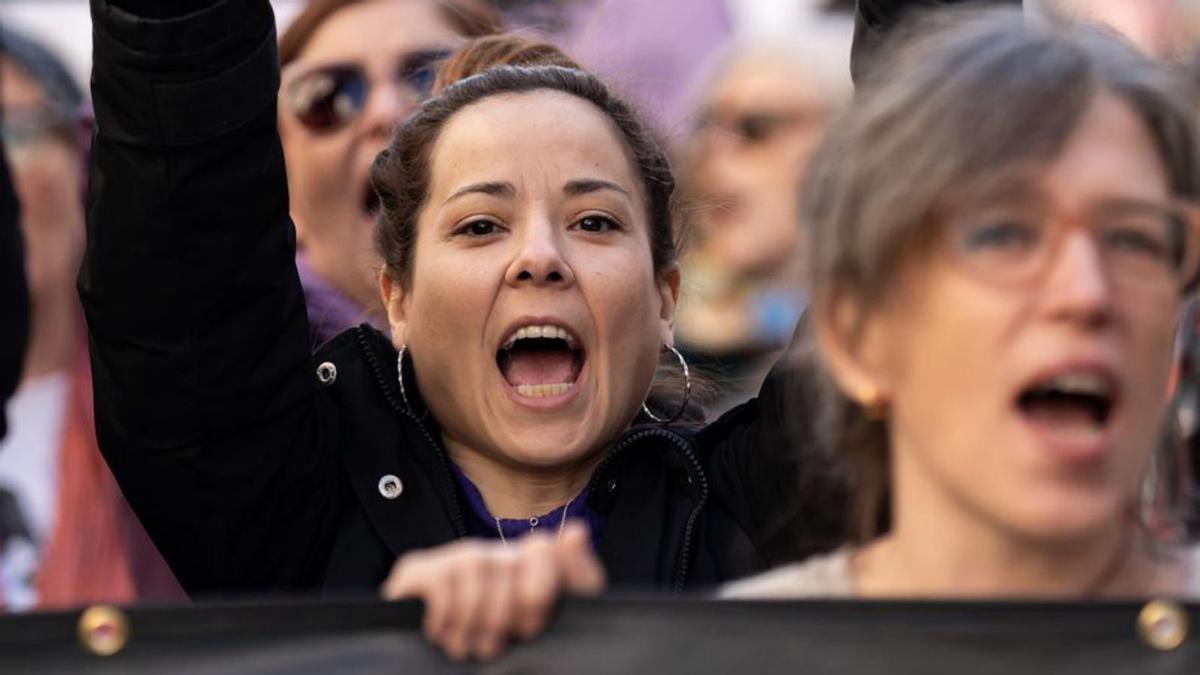 Dones es manifesten en una concentració feminista. | DIEGO RADAMÉS / EUROPA PRESS