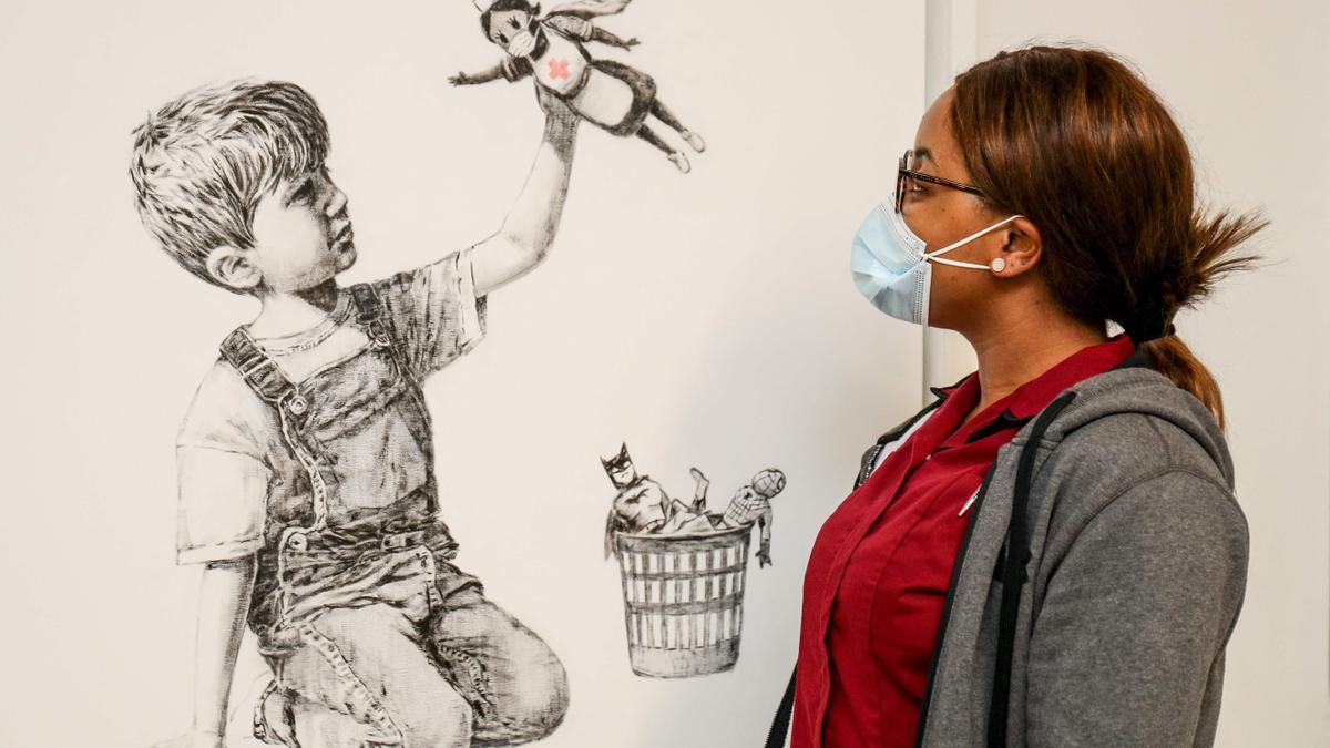 'Game Changer', la obra de Banksy dedicada a los sanitarios británicos.