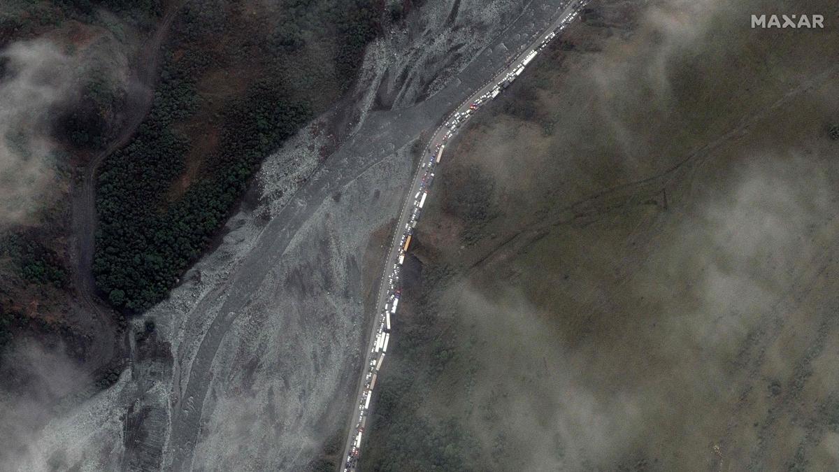 Imagen de satélite en la que se aprecian largas colas de coches y camiones cerca de la frontera rusa con Georgia