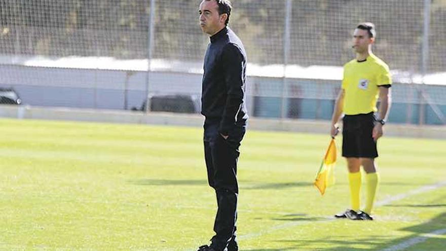 El entrenador del Baleares, Armando de la Morena, sigue desde la zona técnica el partido disputado ante el Deportivo Aragón.