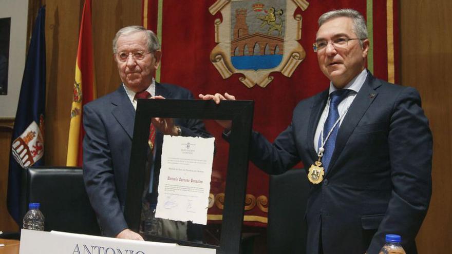 Antonio Carreño recibe la Medalla de Oro de la provincia reivindicando la docencia