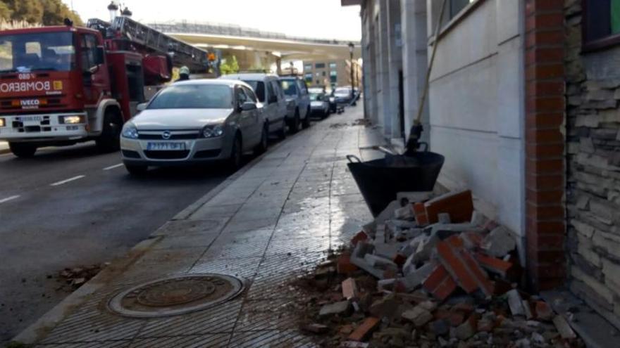 El desprendimiento de una cornisa en Oviedo obliga a cortar la calle Fuente de la Plata
