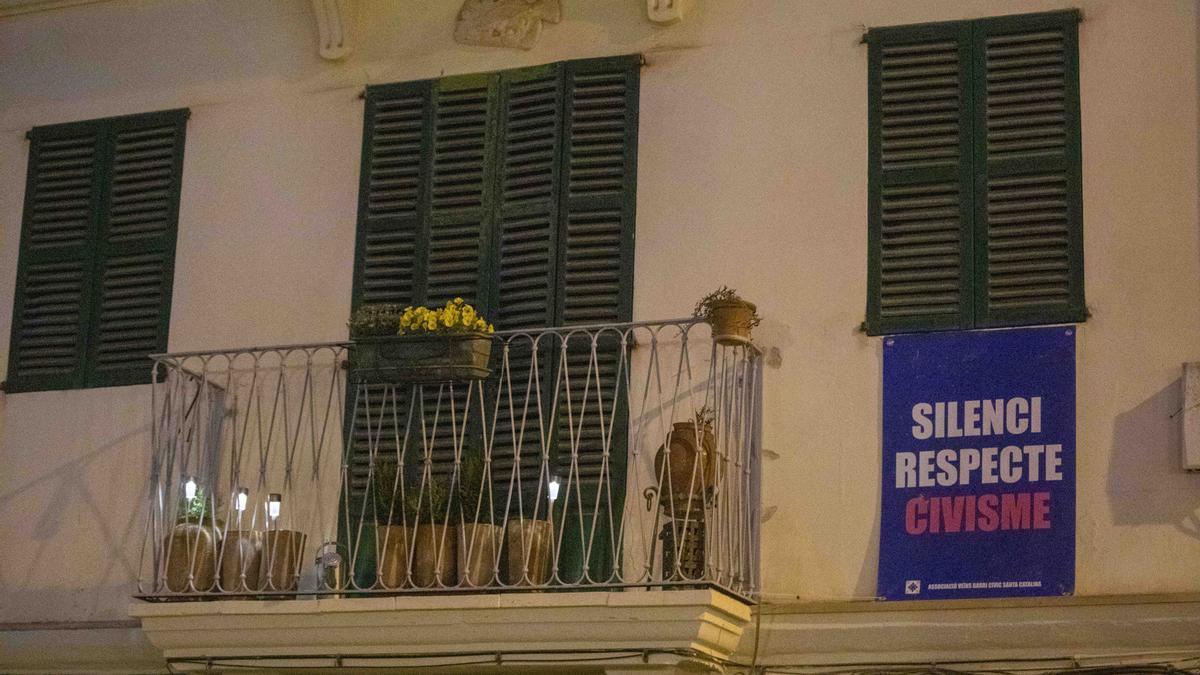 Un cartel en una vivienda de Santa Catalina que pide &quot;silencio, respeto, civismo&quot;.