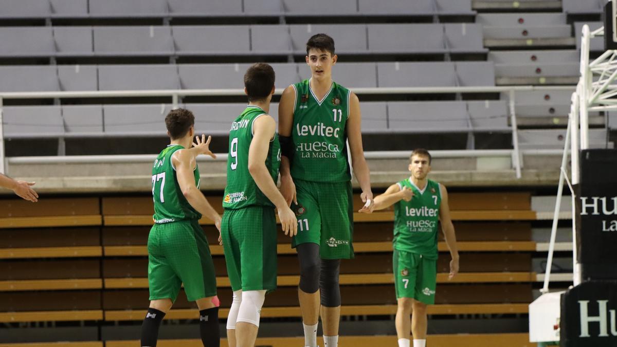 Aday Mara, felicitado por sus compañeros durante el partido frente al Almansa.