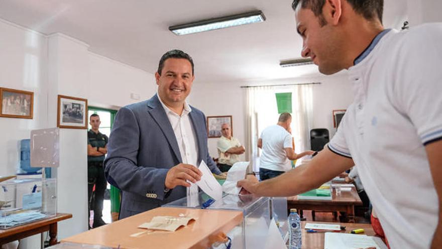 José Julián Mena (PSOE) ejerce su derecho al voto en Arona, donde gobernará con mayoría absoluta.