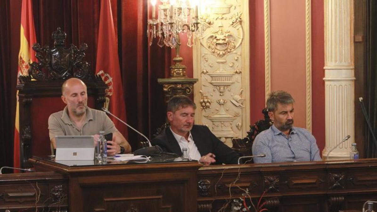 El alcalde, (izquierda) y el interventor (derecha) en un pasado pleno municipal