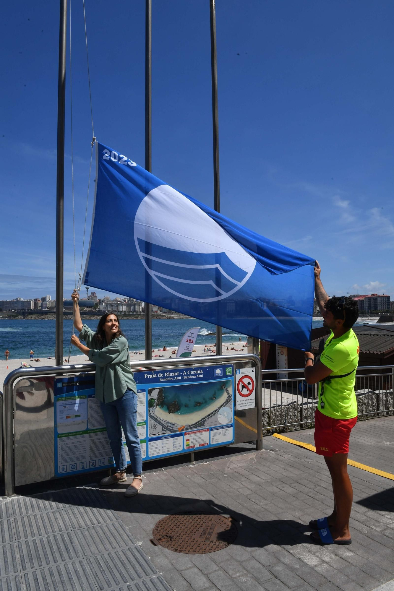 Izado de cinco banderas azules desde Oza hasta Riazor