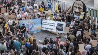 El enfado canario llega a Ibiza: "Más coches, más turismo, más incivismo"