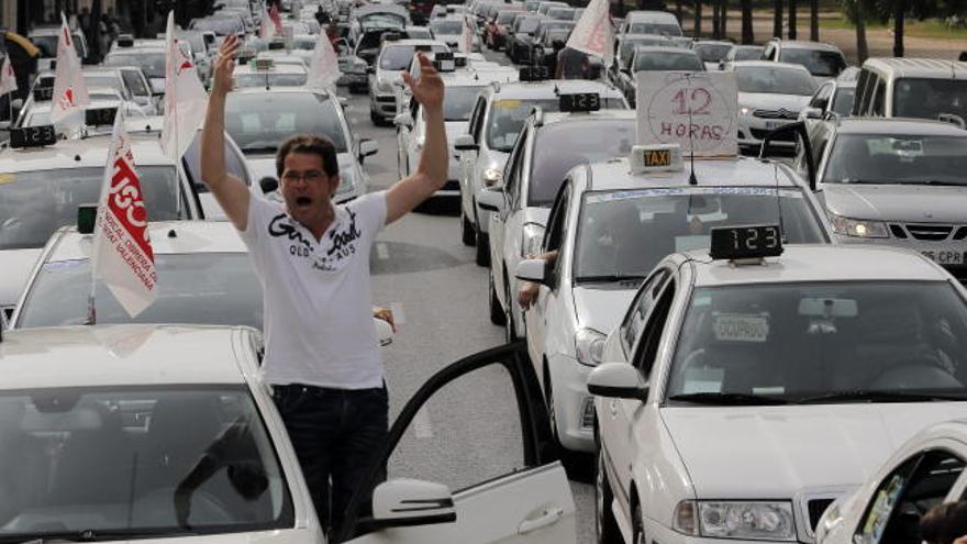Los taxistas se manifiestan en Valencia y protestan ante el Palau de la Generalitat.
