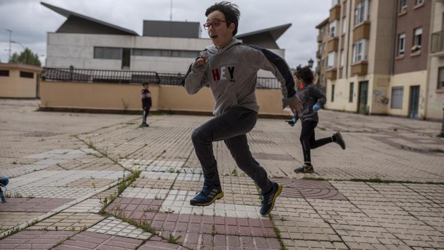 Un niño juega en una plaza de Zamora.