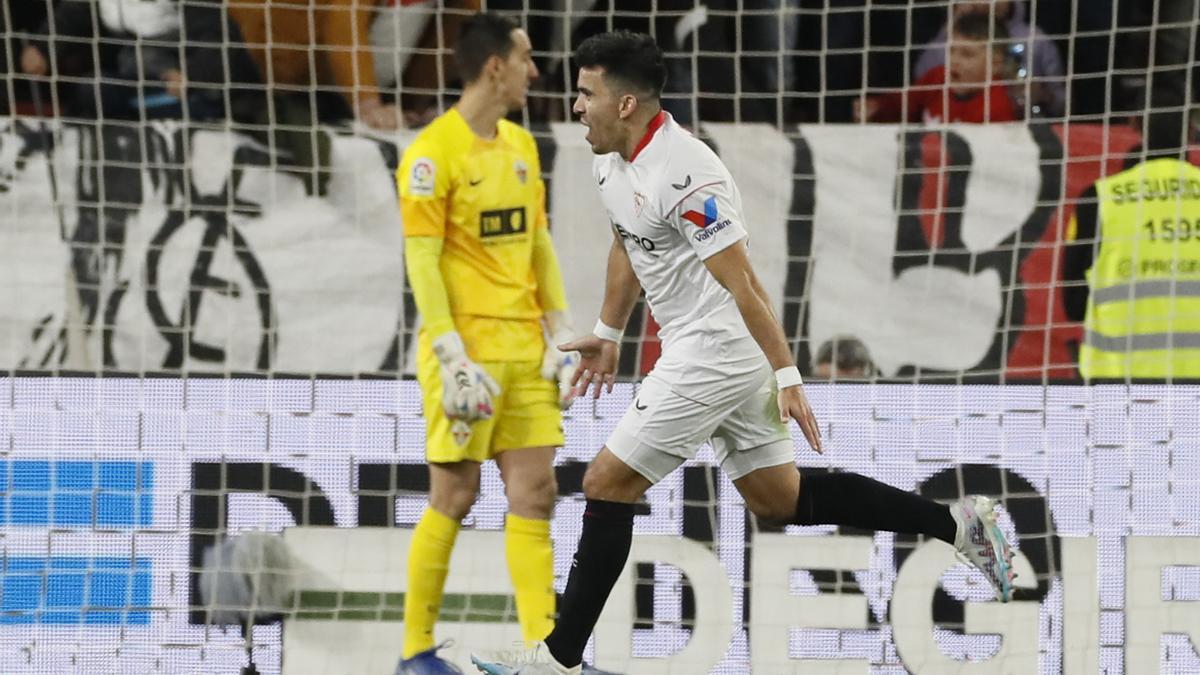 El defensa argentino del Sevilla Marcos Acuña celebra su gol, segundo de su equipo. 