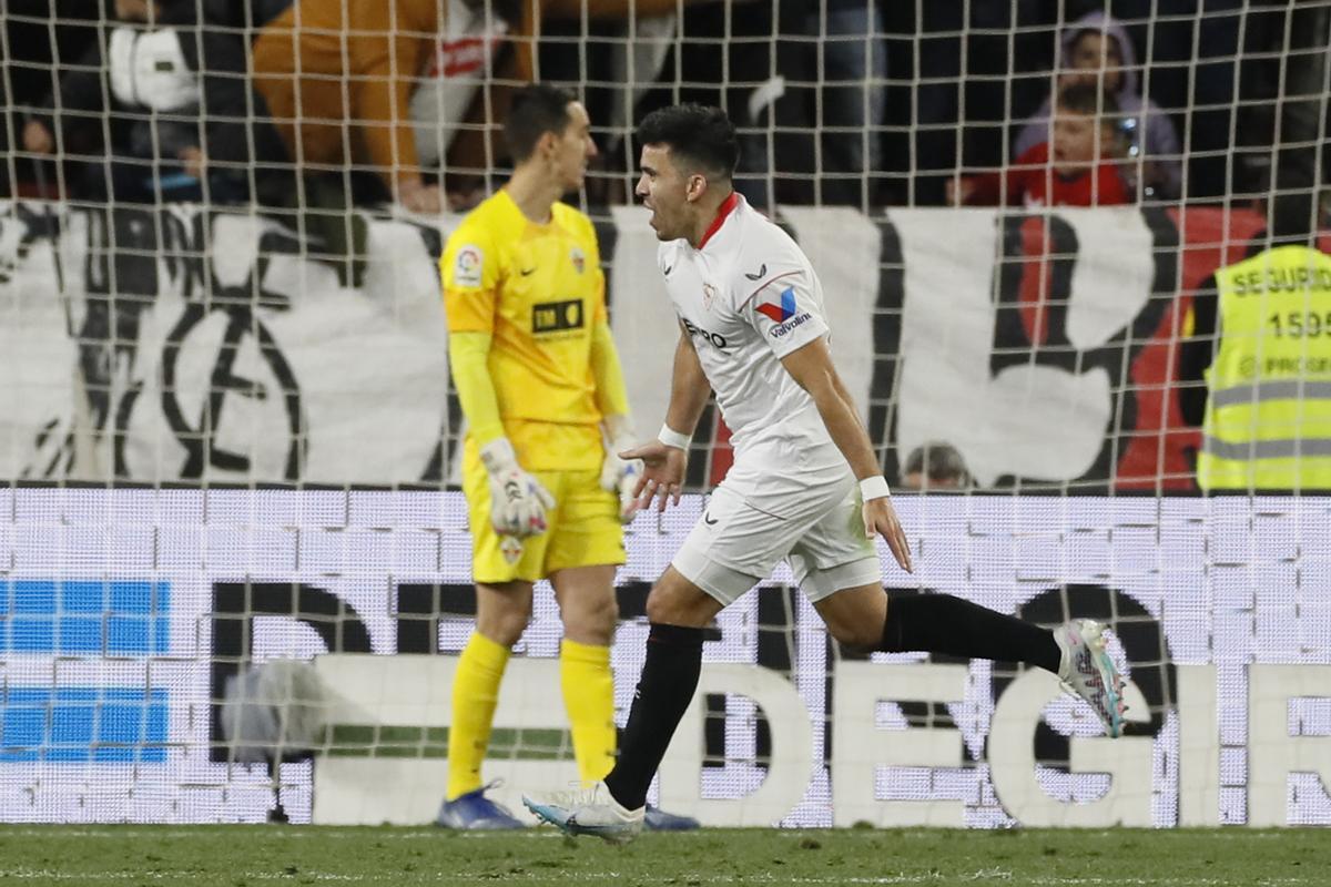 El defensa argentino del Sevilla Marcos Acuña celebra su gol, segundo de su equipo, durante el encuentro correspondiente a la jornada 19 en el estadio Sánchez-Pizjuán, en Sevilla. EFE/José Manuel Vidal.