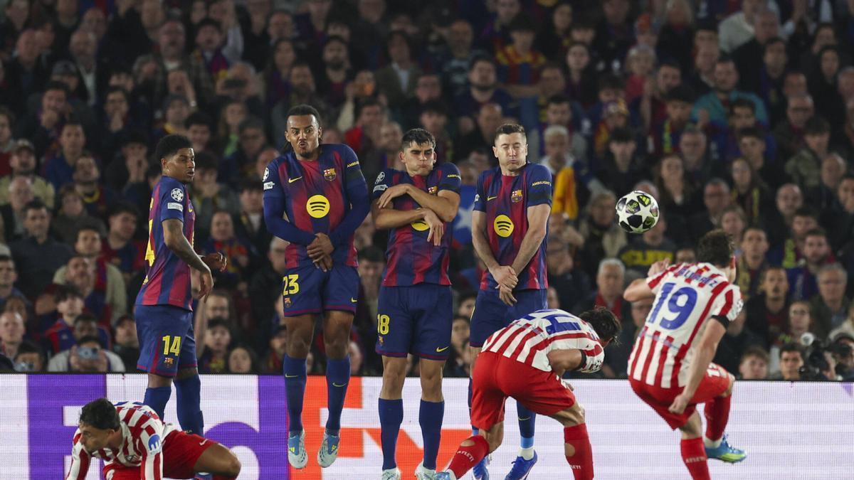 El gol de Julián Álvarez de falta al Barça en la Champions