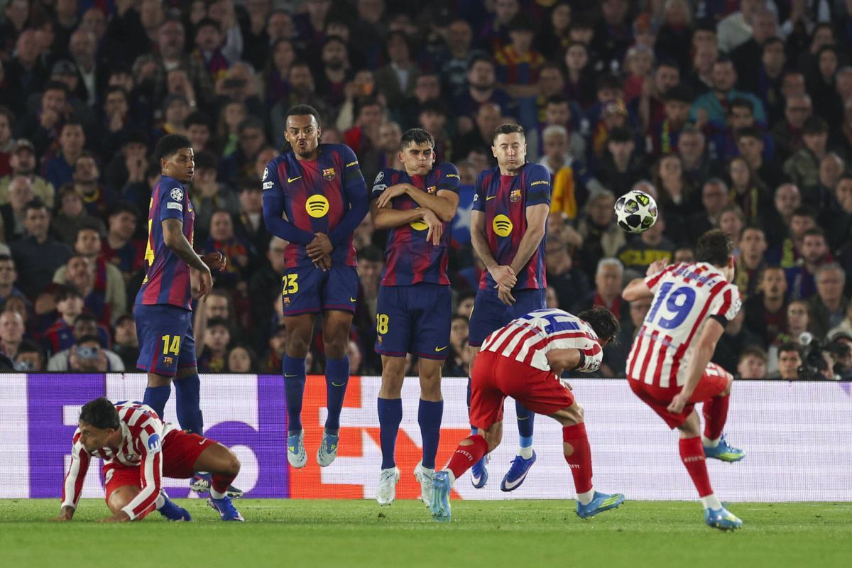 El gol de Julián Álvarez de falta al Barça en la Champions
