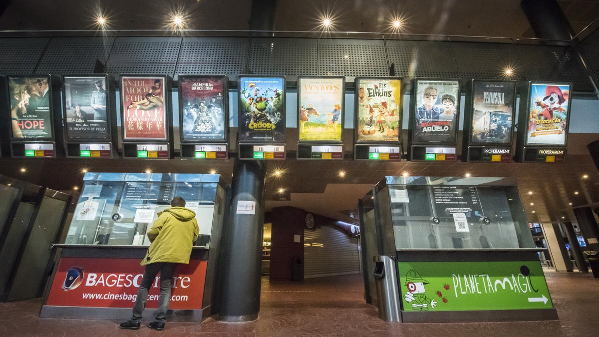 Imatge d&#039;arxiu d&#039;una cartellera del cinema Bages Centre de Manresa