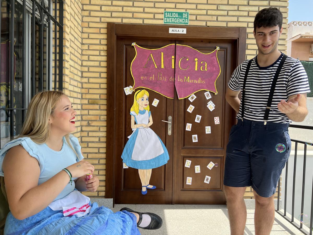 Entrada del aula ambientada en Alicia en el País de las Maravillas