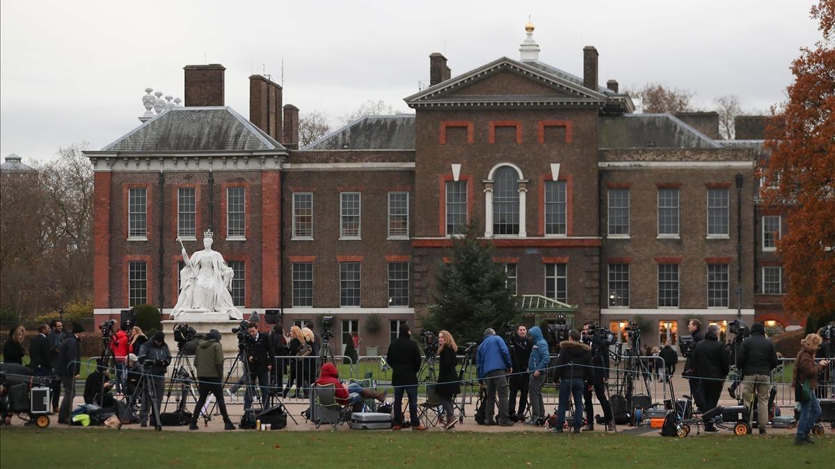 lmmarco41103050 members of the media gather outside kensington palace in wes171127165712