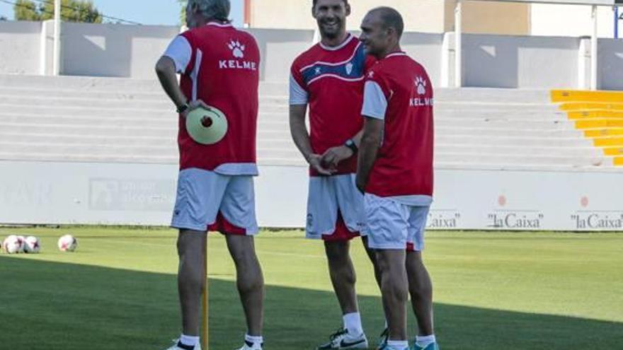 Vicente Mir junto a Mario Fuentes y Juan Carlos Balaguer, de espaldas, en El Collao.