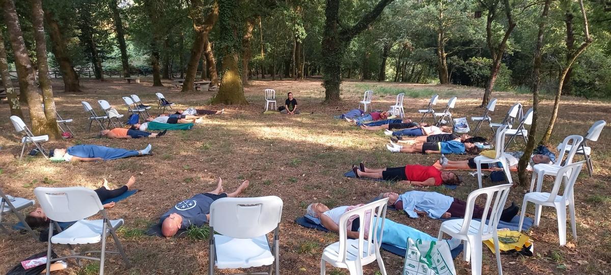 Xornada de ioga na beira do río coa que se pechou o programa este ano.