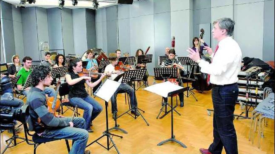 Arturo Tamayo dirige a los integrantes de la orquesta, ayer, durante un ensayo.