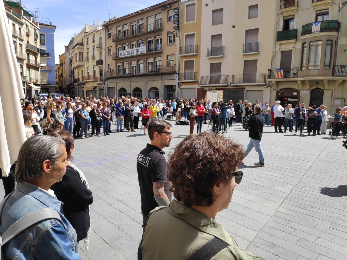 Moment dels cinc minuts de silenci celebrats davant l'Ajuntament de Manresa