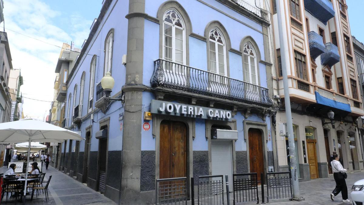 Exterior de la joyería Cano, asaltada este miércoles por un hombre armado con un martillo
