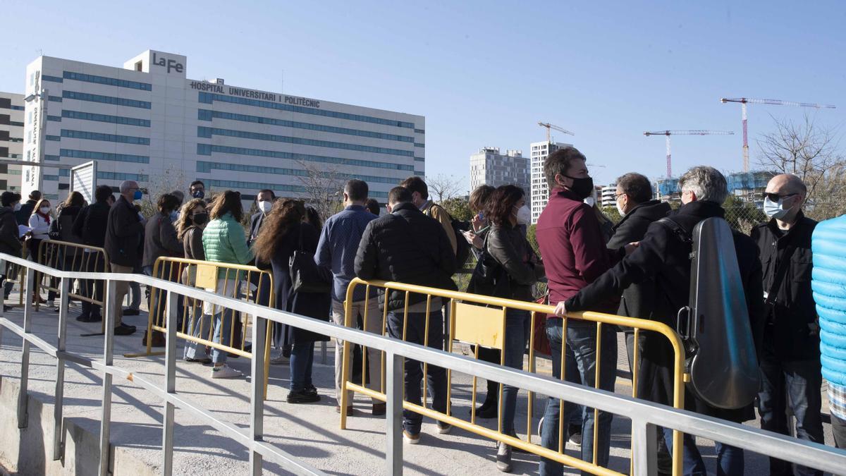 Colas de docentes antes de vacunarse en el hospital La Fe