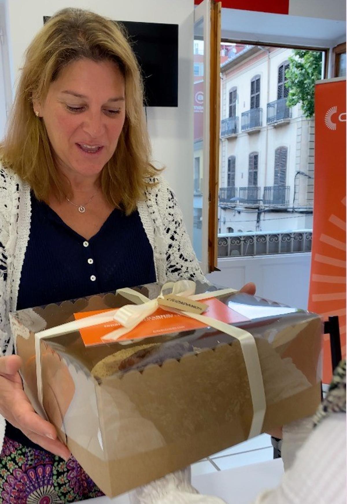 Susana Mut, de Ciudadanos, con su pastel