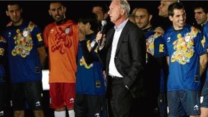 Johan Cruyff va dedicar unes paraules a l&#039;afició que va omplir les graderies de Cornellà-El Prat.