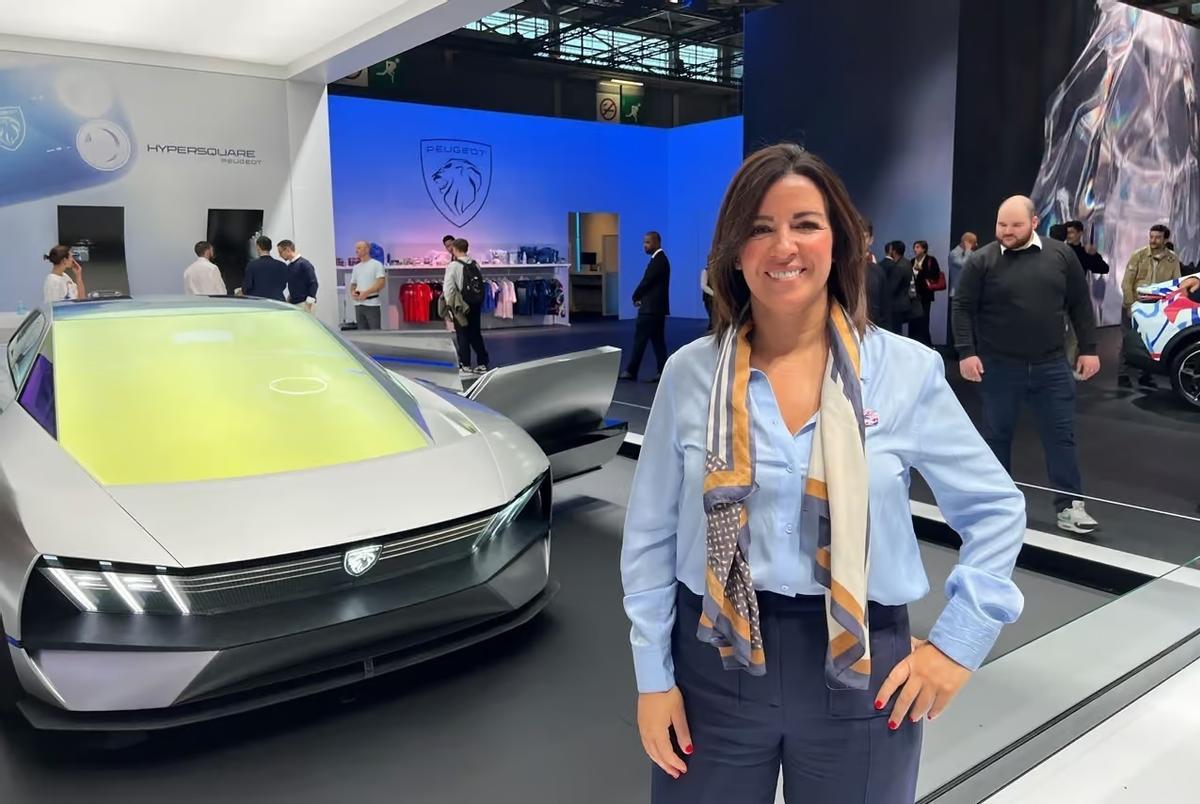 Zineb Ghout, nueva directora para Stellantis Iberia, con un prototipo de Peugeot al fondo